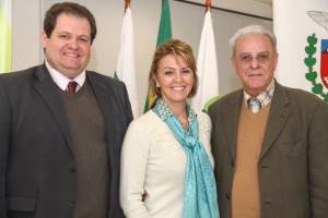 Fernanda Richa, com o presidente do Sindafep, José Carlos Carvalho, e o vice-presidente sindical, Wanderci Polaquini. A foto está em matéria no site do sindicato.