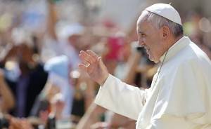 O papa Francisco chega à Praça de São Pedro para uma audiência: comunidade científica aguarda com ansiedade nova encíclica (Foto: Giampiero Sposito/Reuters)