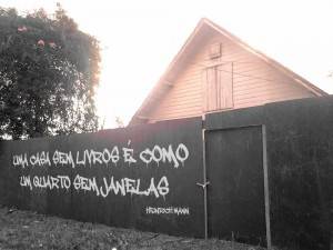 Atualmente, um tapume supostamente protege a casa de invasões. A imagem é de junho de 2014 (FOTO: Bibliotecas do Brasil)