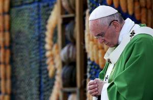 O papa Francisco, na "Laudato Si'", trata da questão ambiental e afirma que sua raiz está na crise moral. (Foto: Alessandro Bianchi/Reuters)