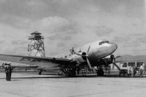 DC-3 da Cruzeiro do Sul nos idos de 1950. Detalhe para a primeira torre do aeroporto Afonso Pena (Foto: Acervo Sérgio Dombroski)