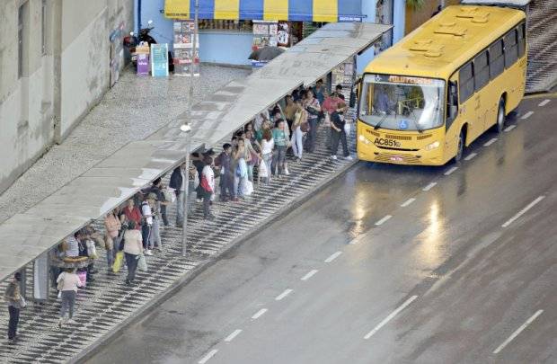 Mais de 8,2 mil motoristas e cobradores estão com vale atrasado Ônibus
