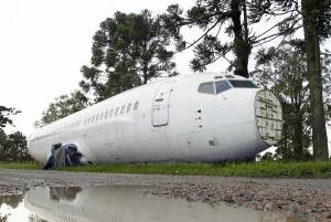 Sem asas, Boeing 737-300 descansa perto do aeroporto Afonso Pena