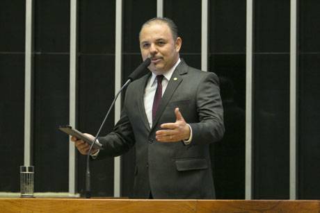 Deputado diz que mulheres “de verdade” não querem ser empoderadas, querem ser amadas Deputado diz que mulheres “de verdade” não querem ser empoderadas, querem ser amadas