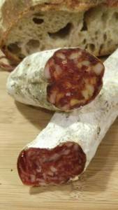 Monte Bello lança produtos com porcos da raça Moura que comem pinhão