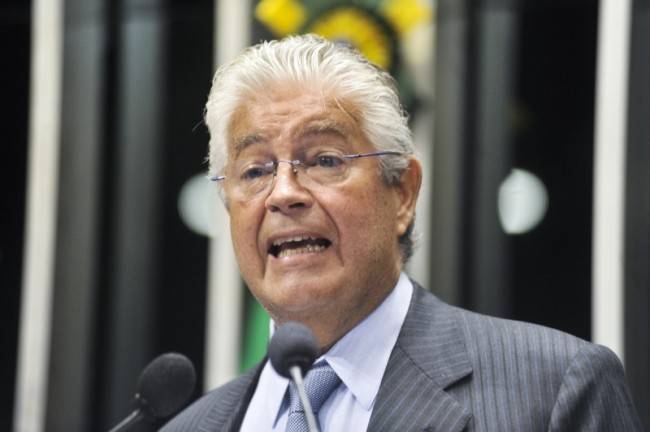 Em discurso na tribuna do Senado, senador Roberto Requião (PMDB-PR).