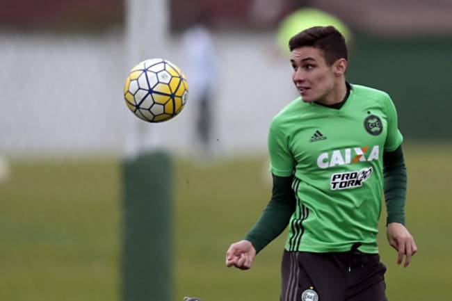 treino do Coritiba no Centro de Treinamento Bayrd Osna - CT Graciosa - jogador raphael veiga