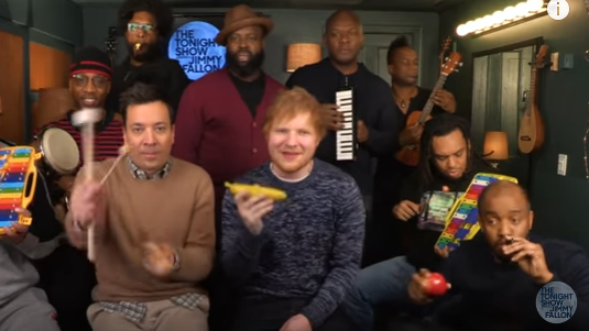 Prestes a vir a Curitiba, Ed Sheeran toca hit com instrumentos infantis Prestes a vir a Curitiba, Ed Sheeran toca hit com instrumentos infantis