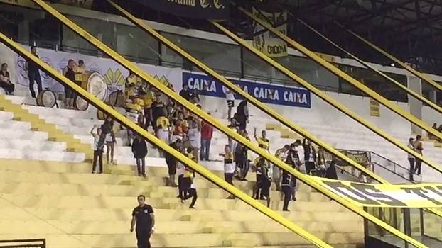 Lamentável: torcida do Criciúma grita ‘abastece o avião’ para provocar Chapecoense Lamentável: torcida do Criciúma grita ‘abastece o avião’ para provocar Chapecoense
