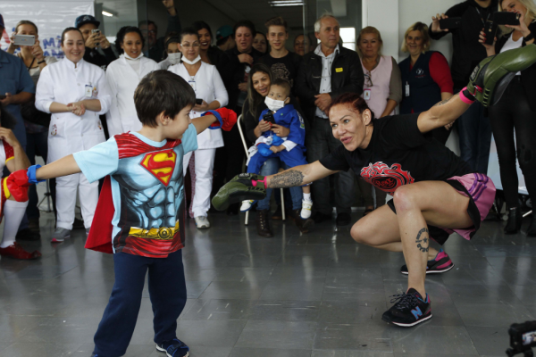 Cris Cyborg ganha cinturão e se emociona em visita a crianças com câncer
