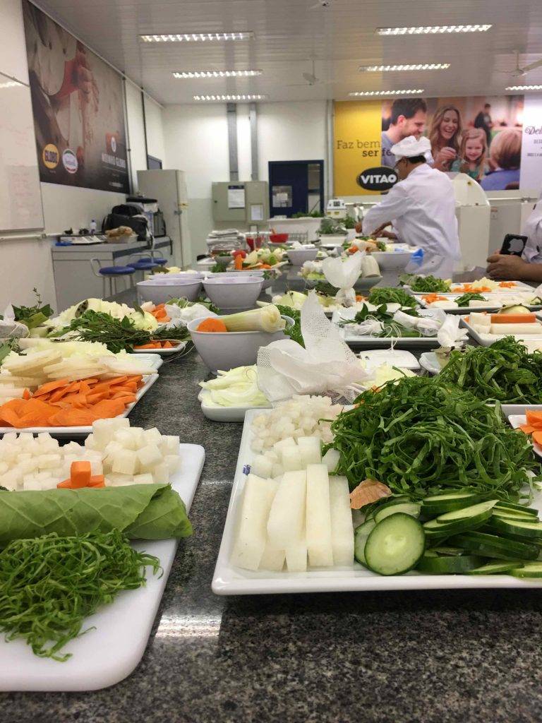 Como são as aulas práticas de chef de cuisine na Universidade Positivo Paysanne, chiffonnade, rondelle, julienne, moagem, picagem grosseira, brunoise, batonnet, noisettes, à jardineira, gaufrettes, mirepoix, cebola brûéle, branqueamento, bouquet de ervas frescas, sachê de especiarias.