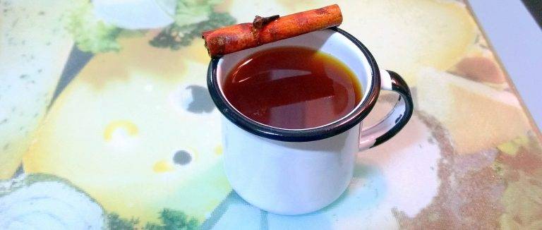 Quentão verdadeiro é o de pinga. O outro é só “vinho quente” O Quentão tradicional é feito de cachaça, gengibre, açúcar, limão, cravo e canela. E servido em canequinha. (Foto/ Anacreon de Téos)