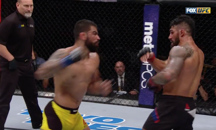 Capoeira vence pela 3ª vez seguida no UFC e leva US$ 50 mil por melhor luta