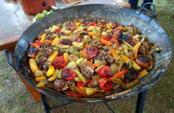 O Carneiro no Buraco pronto para ser servido. A primeira edição do evento no Restaurante Girassol, em Palmeira, foi o maior sucesso. (Foto/ Anacreon de Téos)