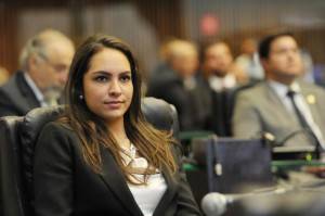 Palácio e garrafa térmica de R$ 2,3 mil: o que o casamento de Maria Victoria diz sobre nossa elite