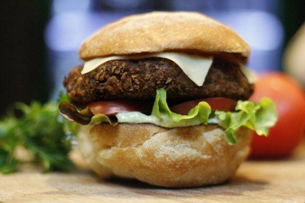 Veg Burguer, hambúrguer vegano do bar Simples Assim. Foto: Divulgação