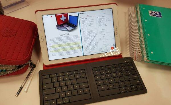 Como uso o recurso de tela dividida em tablets