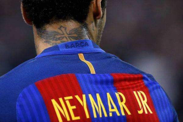 Neymar poderá ser o melhor do mundo. Mas jamais será um mito como Messi AFP PHOTO / Marco BERTORELLO
