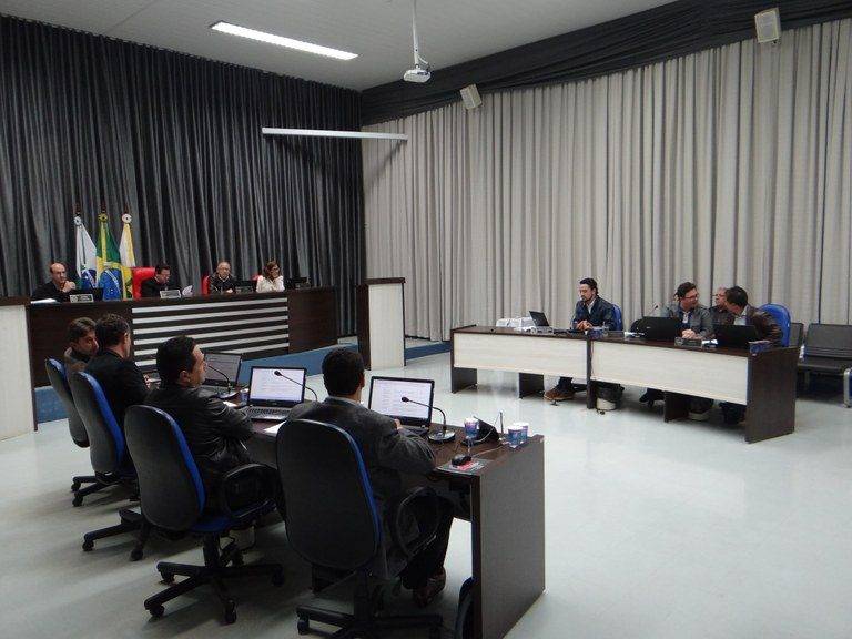 Vereadores fazem um minuto de silêncio por cães amarrados em trilho de trem Vereadores fazem um minuto de silêncio por cães amarrados em trilho de trem