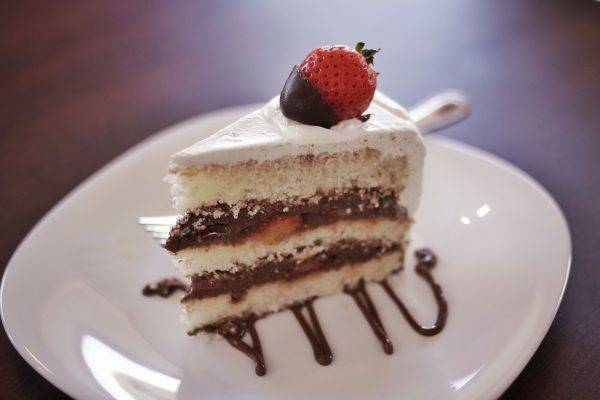 Bolo de morango e chantilly com recheio de brigadeiro de biomassa e cacau. Foto: Apneia Filmes/Divulgação