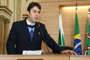 Câmara apura nova denúncia contra vereador acusado de ficar com salário alheio Thiago Ferro autor do projeto também propôs a "Escola sem Partido". Foto: Chico Camargo/CMC.