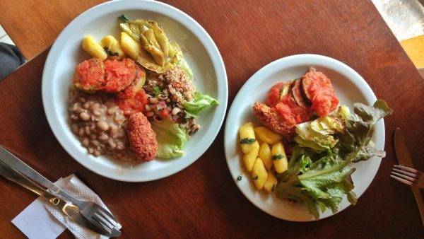 Veg & Tal tem opções de buffet livre ou por quilo. Foto: Apneia Filmes/Divulgação
