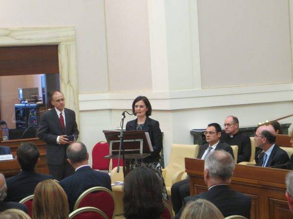 Claudia Vanney discursa na entrega do Prêmio Razão Aberta: trabalho premiado lida com as grandes questões que envolvem ciência e filosofia. (Foto: Divulgação)