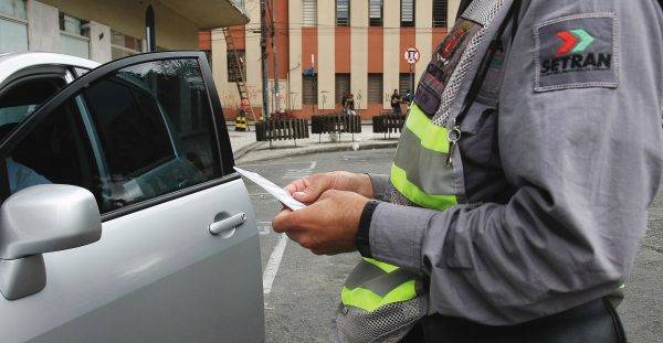 Multas de trânsito renderam quase R$ 9 bilhões ao cofres públicos em 2016. Foto: Andre Rodrigues-Gazeta do Povo