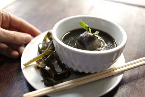 Somen: caldo de legumes tostados com alga kombu e noodle. Foto: Apneia Filmes/Divulgação