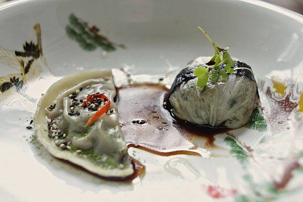 Duo de dumplings: bifum e legumes na acelga e wonton (massa de trigo) recheado de legumes. Foto: Apneia Filmes/Divulgação