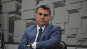 Jucá não deveria estar sendo incomodado no avião. Deveria estar preso