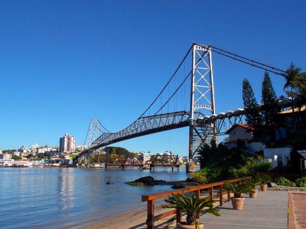 O tribunal confirmou o concurso e a manutenção do contrato com a FGV. (Foto: Ponte Hercílio Luz/Beto Quissak)