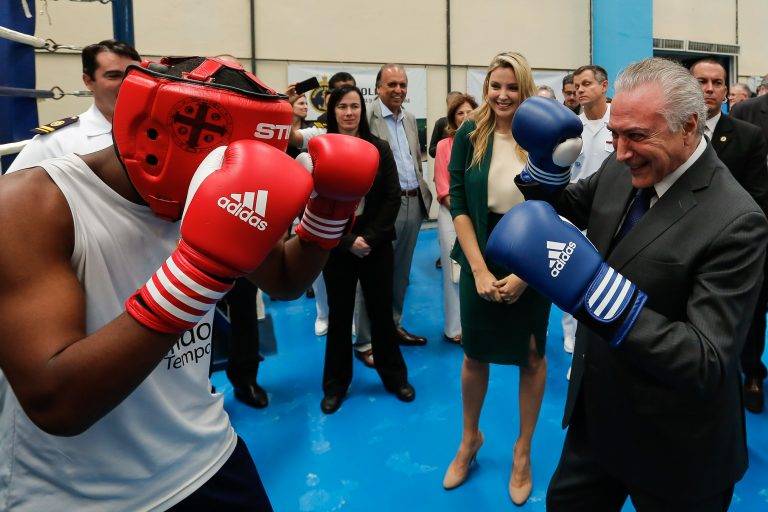 Reformas, impopularidade e denúncias: quem defende o governo Temer tem chance no ano que vem? 13/11/2017- Rio de Janeiro - RJ, Brasil- Presidente da República, Michel Temer, interage com atleta de Boxe, após a cerimônia.
Foto: Marcos Corrêa/PR