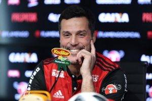 Grana alta para qualquer um, salário de Júlio César é considerado “simbólico” no futebol Júlio César acertou com o Flamengo por salário "simbólico". Gilvan de Souza/Flamengo