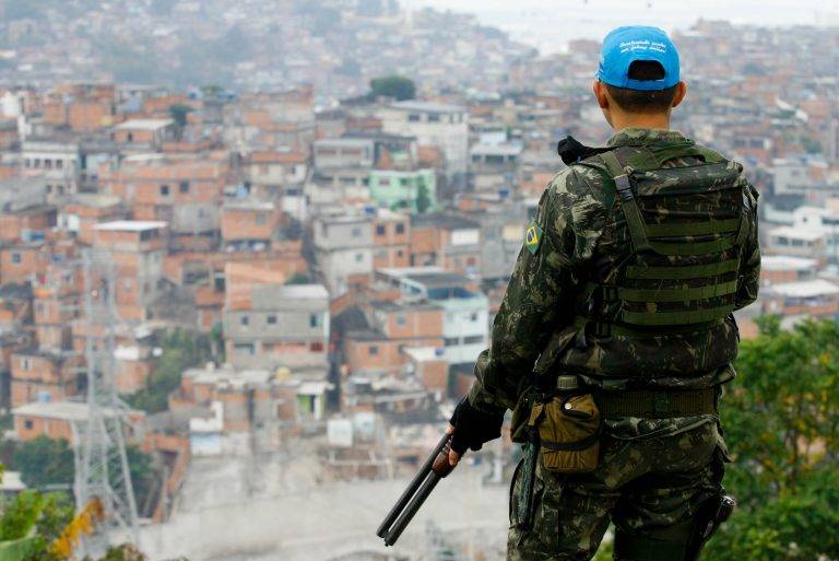 Temer não quer salvar o Rio. Só quer salvar ele próprio Militar vigia o Morro do Alemão, no Rio de Janeiro, em uma das dez vezes que o Exército foi chamado para combater o crime no estado. Foto: Henry Milléo/Gazeta do Povo/Arquivo