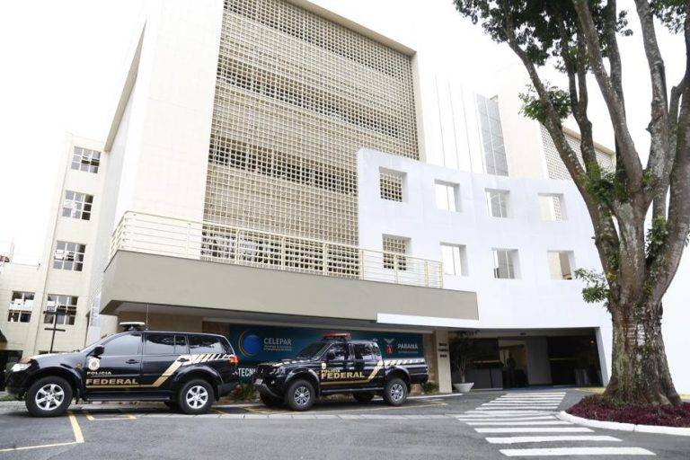 Lava Jato nos pedágios: empresa investigada já doou para Richa, Gleisi e Requião Na Celepar, coração das informações do governo do Paraná, agentes da Polícia Federal passaram a manhã desta quinta-feira (22) buscando trocas de e-mails que revelassem informações sobre possíveis irregularidades nos pedágios. (Foto: Aniele Nascimentp/Gazeta do Povo)