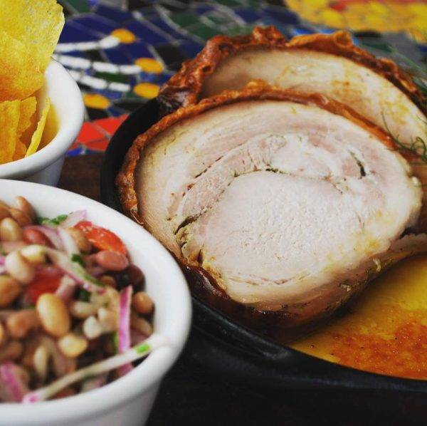 Porchetta fatiada, salada de feijões e outros sabores italianos vão preponderar no evento Colônia Cecília, que a Tropa dos Porcadeiros realiza no próximo domingo, em Palmeira. (Fotos/ Divulgação)