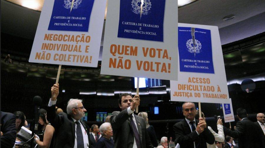 Protesto da oposição na Câmara dos Deputados contra a Reforma Trabalhista (Foto: Luis Macedo/Câmara dos Deputados)