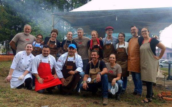 A Tropa dos Porcadeiros. Uma turma animada, de alto astral e que cozinha muito bem. Garantiram o domingo feliz de muita gente. (Fotos/ Anacreon de Téos)