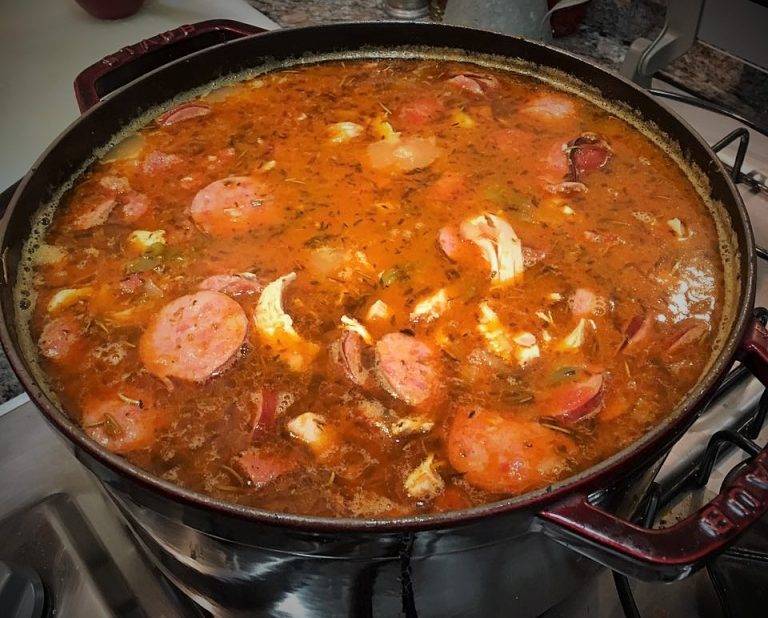 Cerveja artesanal de Morretes e Jambalaya são as atrações deste sábado na Monte Bello. Em plena Estrada da Graciosa A Jambalaya de Curt Matherne será o prato principal do almoço deste sábado, na Salumeria Monte Bello. (Fotos/ Divulgação)