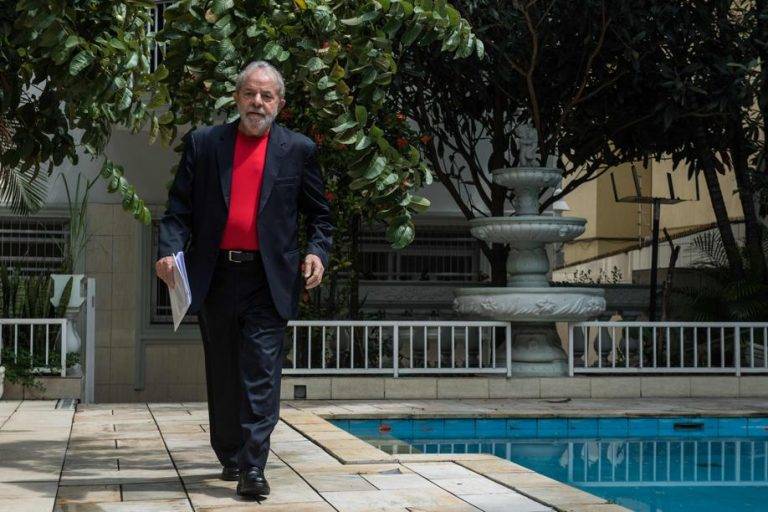Carro oficial e cartão corporativo: mesmo preso, Lula manterá mordomias de ex-presidente Nelson Almeida/AFP
