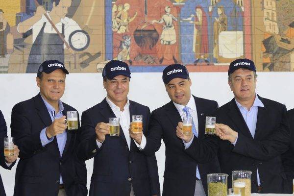 Richa (segunda da esquerda para direita) na inauguração da fábrica da Ambev em Ponta Grossa, em maio de 2016. Foto: Arnaldo Alves / ANPr.