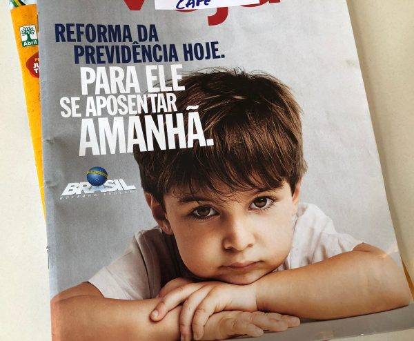 Propaganda da Reforma da Previdência veiculada na sobrecapa de quatro revistas semanais em fevereiro (Foto: Thaísa Oliveira/Gazeta do Povo)