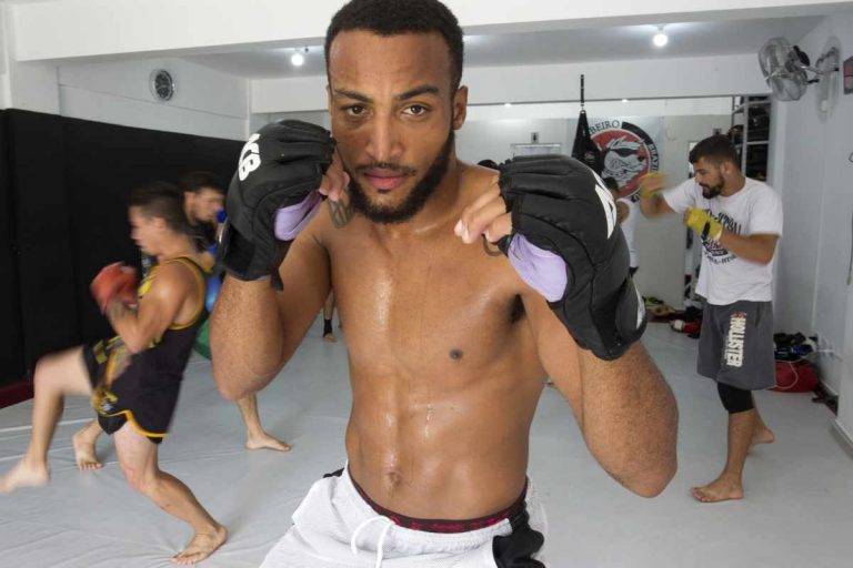 Lutador divide treinos com trabalho de gari e corre cinco “maratonas” por semana Rodrigo 'Jones' divide o tempo entre o MMA e o trabalho como coletor de lixo em Curitiba. Foto: Daniel Caron/Gazeta do Povo.