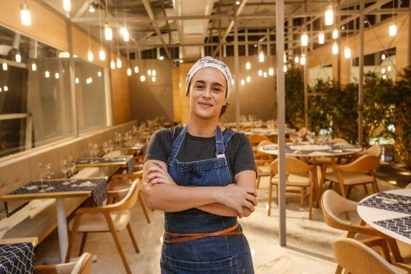 A chef Bel Coelho no espaço do Restaurante Pop-Up, que será aberto oficialmente nesta quinta-feira, no Pátio Batel. Ela é a primeira famosa a cozinhar no local. Outros virão. (Fotos/ Valterci Santos)