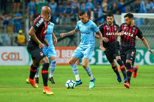 RS - FUTEBOL/CAMPEONATO BRASILEIRO 2018/GREMIO X ATLETICO-PR - ESPORTES - Lance da partida entre Gremio e Atletico-PR disputada na noite deste domingo, na Arena, valida pelo Campeonato Brasileiro 2018. FOTO: LUCAS UEBEL/GREMIO FBPA