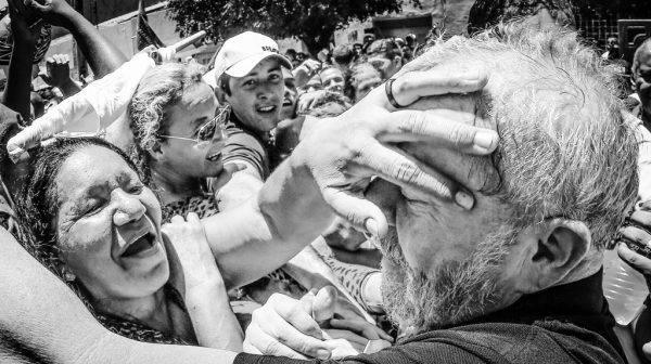 Foto produzida pela equipe de Lula, durante a caravana pelo Nordeste: estética religiosa, do "santo" que é tocado pelo povo. Foto: Ricardo Stuckert/Instituto Lula