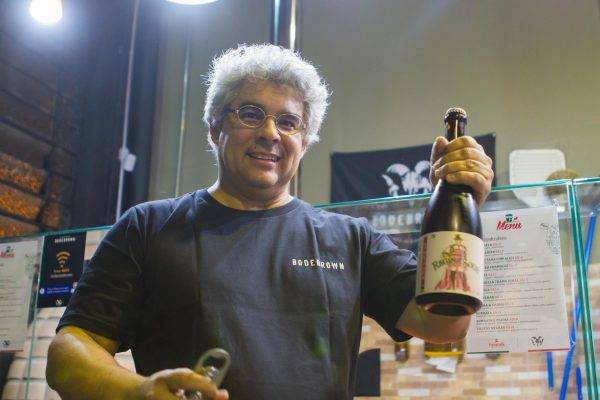 Samuel Cavalcanti, cervejeiro da Bodebrown, com a cerveja criada para homenagear uma funcionária da cervejaria. (Fotos/ Divulgação)