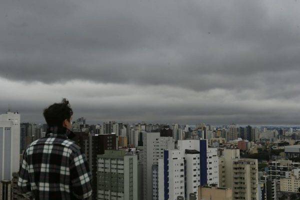 Céu de inverno em Curitiba. Crédito da foto: Albari Rosa.
