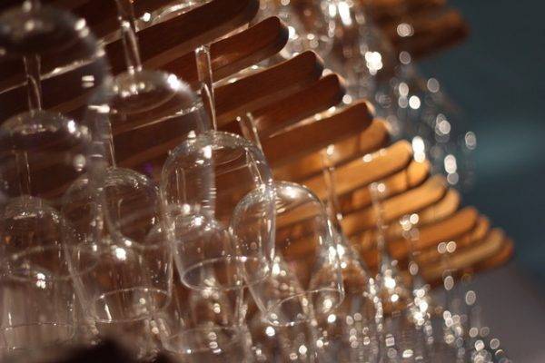 Vinhos e espumantes serão servidos no wine bar, com toque de informalidade das ruas. (Fotos/ Divulgação)